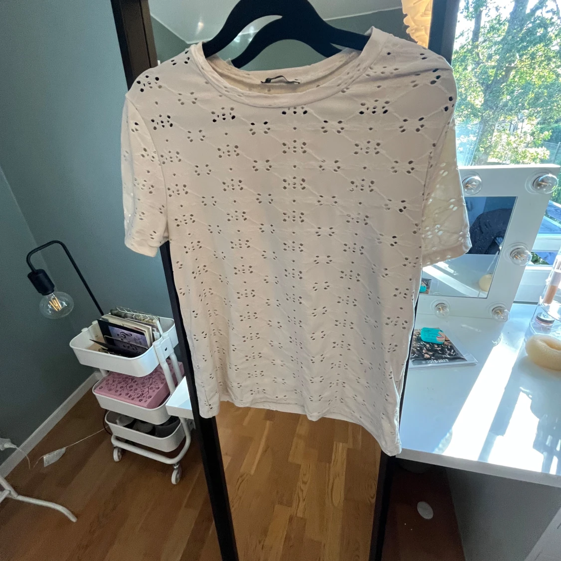 Topp med broderade hål