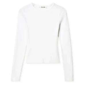 Vit ribbad långärmad tröja NA-KD - Säljer en vit långärmad tröja från NA-KD i ribbad bomull. Tröjan har rund halsringning och en slim passform som sitter snyggt på kroppen. Tröjan är i perfekt skick då den knappt är använd! Köparen står för frakten, frakt ej inkluderad i pris! Perfekt att styla med jeans eller kjol för en clean look. 