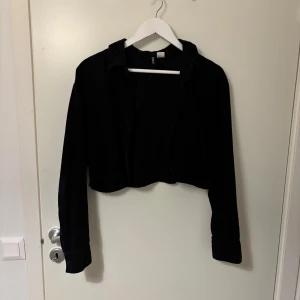 Svart croppad overshirt från H&M - Svart croppad overshirt från H&M. 💗