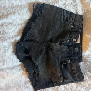 Svarta jeansshorts med fransig kant - Säljer ett par svarta jeansshorts från Zara. Använd endast ett par fåtal gånger och säljer då dem blivit för små.