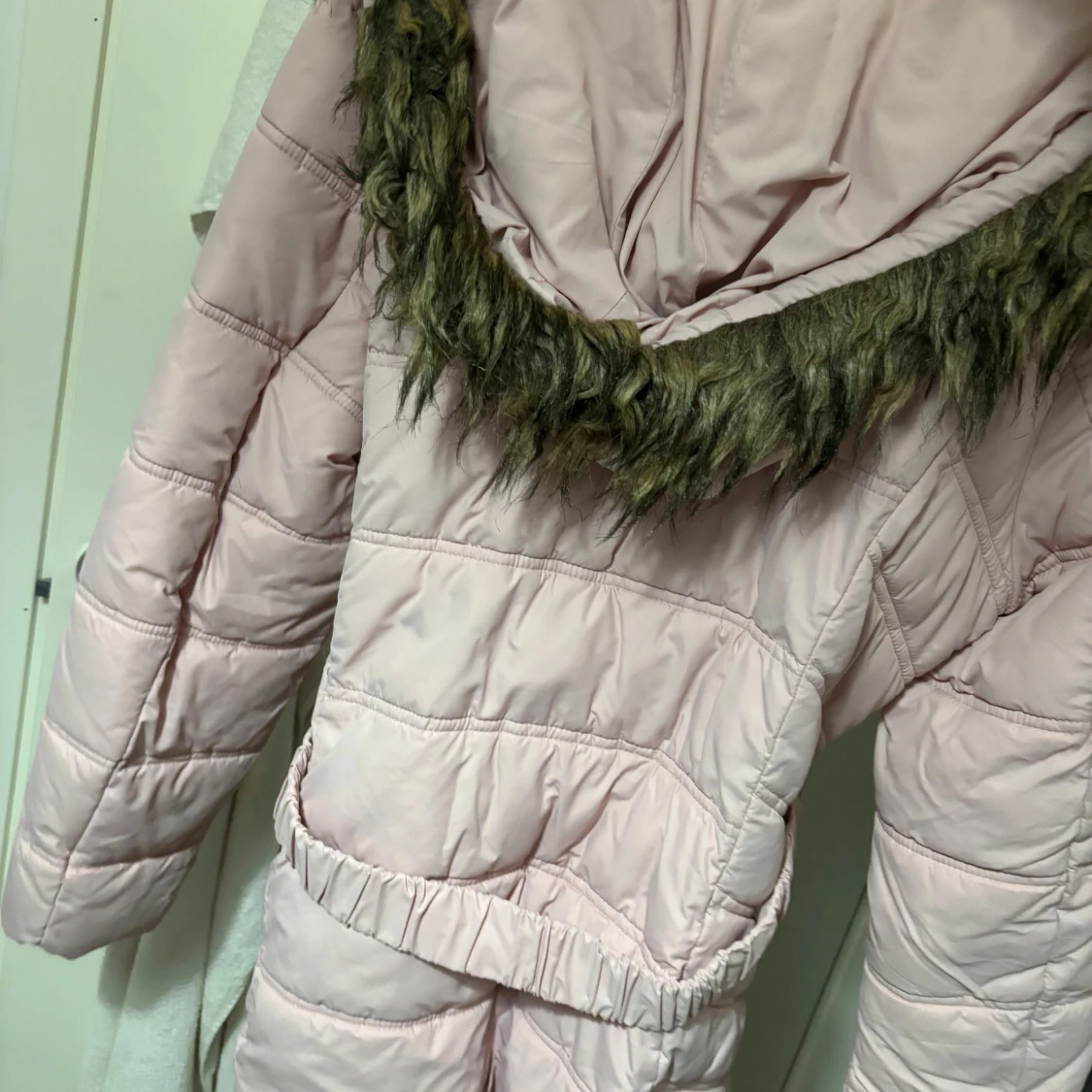 Ljusrosa pufferjacka från Isolde