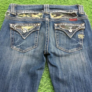 Miss Me jeans  - Säljer dessa blå jeansen från Miss Me med snygga camouflage-detaljer på fickorna och strass längs kanterna. De är special edition och är storlek 29/S💞