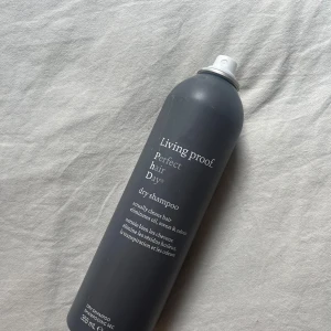 Torrschampo  - Använder inte, locket är borta. Den är för blondt hår o jag är brunett. 