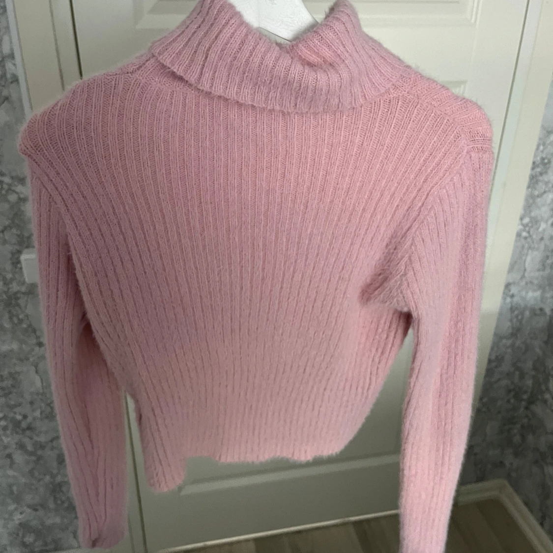 Ljusrosa croppad stickad polotröja - 1