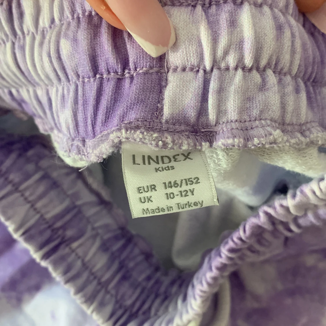 Lila tie-dye shorts från Lindex - 1