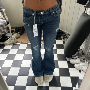 Low rise flare jeans från Gina Tricot - Skit snygga jeans från Gina tricot, storlek M, helt nya prislapp kvar 🩷🩷🩷🩷🩷🩷 höftmått är 78cm innerbenslängden är 79cm