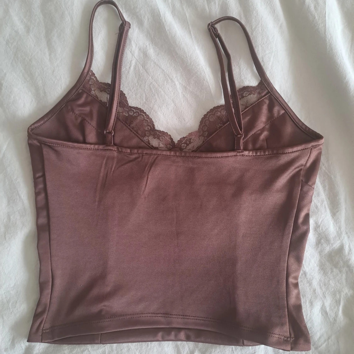 Brun satin linnetopp med spets - 1