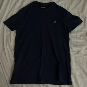 Mörkblå t-shirt från Lyle & Scott - Snygg mörkblå t-shirt från Lyle & Scott storlek XS