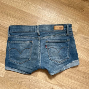 Levi's jeansshorts - Lågmidjade blå jeansshorts från Levis, använda ett fåtal gånger. Säljer då de inte passar mig. 💓