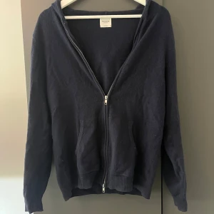 Mörkblå Kashmir  hoodie John Henric - Mörkblå Kashmir hoodie med zip från John Henric. Storlek medium, använd men i gott skick