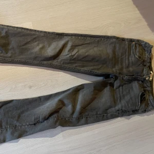 Grå jeans från Gina Tricot -  grå flare jeans från Gina Tricot