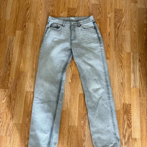 Grå jeans från g perfect jeans, stl 34 - Snygga grå jeans från g perfect jeans i rak modell. Klassisk femficksdesign och silverfärgad knapp framtill. Jeansen har en stilren look och passar perfekt till en avslappnad streetstyle. Materialet är mjukt och bekvämt bomullstyg.