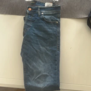 Jack and Jones jeans slim Glenn - Snygga blå jeans från Jack & Jones i modellen Slim Glenn i storlek 29/32. Hör av er vid frågor!