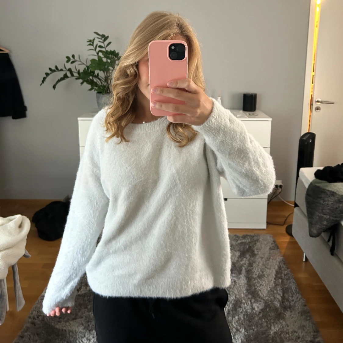 Vit fluffig stickad tröja