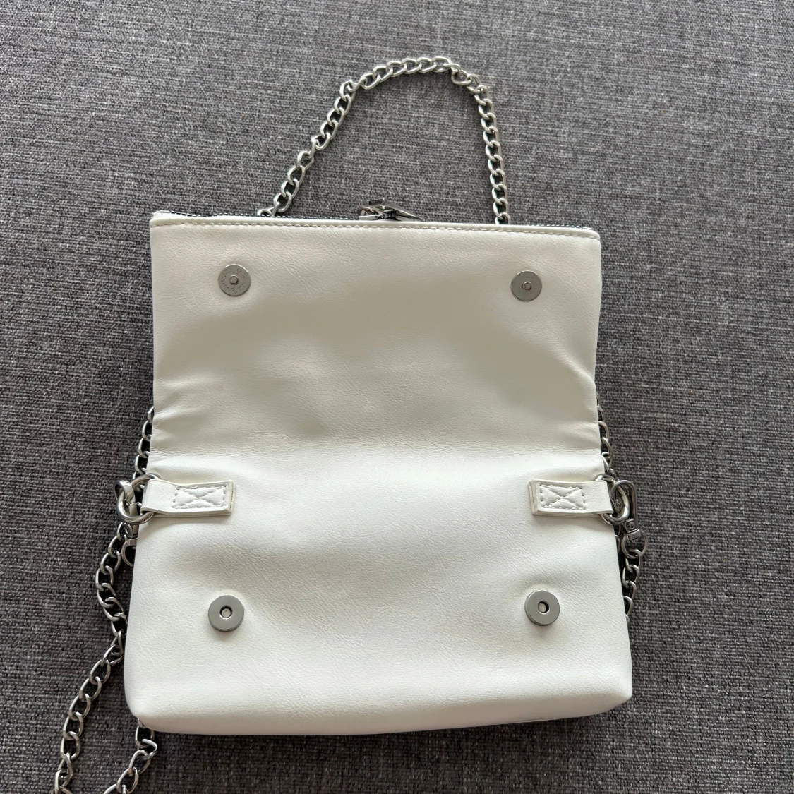 Vit axelväska med nitar och kedja - 3