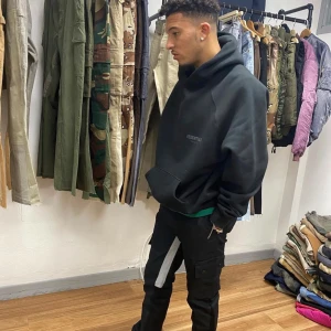 Jeanius bar atelier cargopants - Svarta Jeanius bar atelier cargopants worn by Jason Sancho, Declan rice, wan bissaka, central cee osv, London based brand, dessa är i size 32 och i princip i nyskick, fåtal gånger använda inga flaws, alla deras plagg är handmade design, skriv för fler bilder då inlägget skar av bilderna, checka gärna deras IG