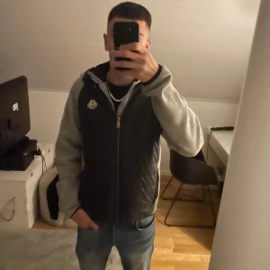 Svart/grå jacka från Moncler - Köpte denna moncler cardingan på plick, vet inte om den är äkta därav det billiga priset. Dragkedjan är lite trög annars är den som ny!