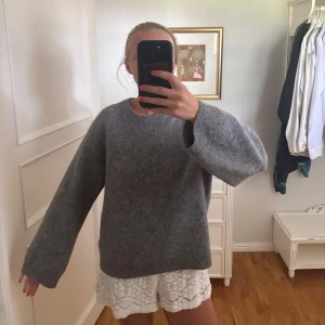 Grå stickad oversized tröja - Mohair tröja från Arket! 