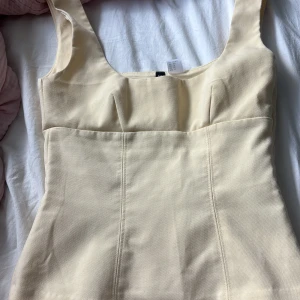 Ljusgul topp från H&M - Supersöt ljusgul topp från H&M 🩷