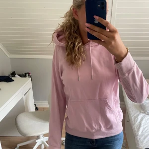 Ljusrosa hoodie  - Säljer en ljusrosa hoodie, superfin men kommer tyvärr inte till användning 