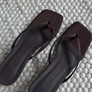 Bruna sandaler med smal klack - Aldrig använda