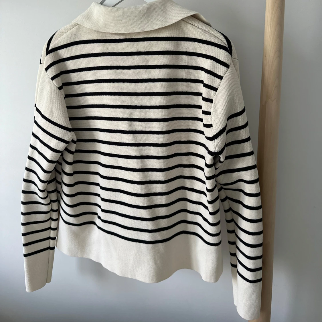 Randig stickad tröja med krage - 2