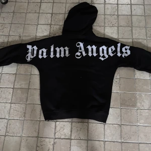 svart Palm angels hoodie - Säljer en Palm angels hoodie för använder inte har använts kanske 2 gånger skriv om intresse. Den är i bra skick.