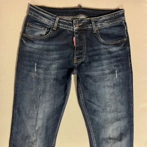  Dsquared2 jeans - Snygga mörkblå jeans från Dsquared2 med slim passform och klassisk femficksdesign. De är i storlek 46 som är italienska storlekar men det motsvarar strl 30-32 i vanlig storlek. Jag skulle säga typ strl 31 eller 32. De har original slitningar och är riktigt snygga. Riktigt bra skick😊
