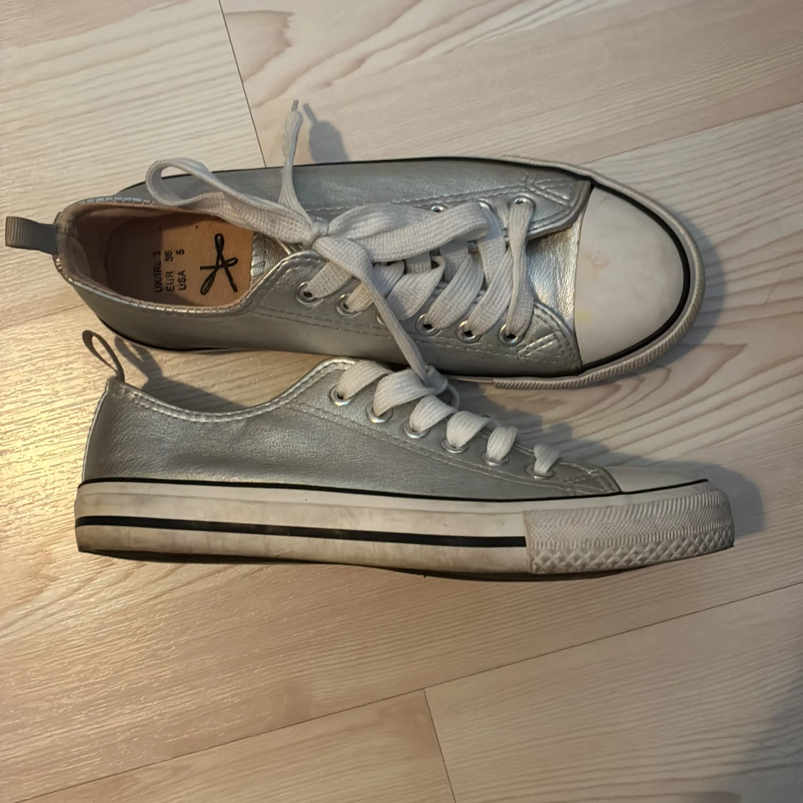 Silvriga sneakers - 1