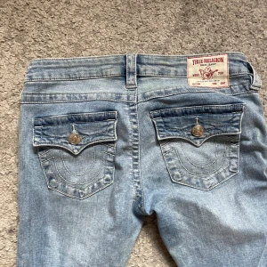 True Religion Joey Low Rise Flare Jeans - Hej vill någon byta dimma true religon jeans med mig? Det är storlek 26 men jag söker i storlek 24-25. Vill endas byta mot andra truerelgion jeans nästan vilken färg som helst. Dom är lite uppsydda så dom passar runt 160-165