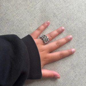 Bred silverring med nitar - Säljer min trendiga Edblad ring. Ringen är i storlek 18.5. Jag säljer den pågrund av att jag vill byta till guld smycken. Jag hade gärna också kunnat byta den mot en i guld i samma storlek. 🩷