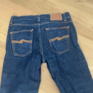 Nudie jeans OANVÄNDA - Dessa jeans är uppsydda till 28/30. Säljer pga för tajta i midjan för mig. Helt nya (uppsydda men aldrig använda, bara testade) vid frågor är det bara att skriva. Kan tänka mig att gå ner lite i pris vid snabb affär.😀