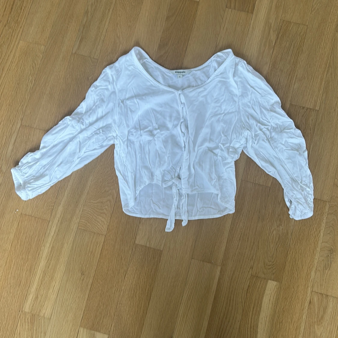 Vit blus med knyt från Kappahl