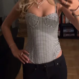 Rutig body från hm - Superfin Vit svart rutig body från hm, Stl XS❣️