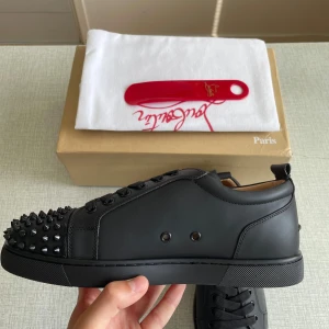 Christian Louboutin - Minimalt använda snygga sneakers från Christian Louboutin, passar absolut till sommaren. Skriv vid frågor och priset går att diskuteras