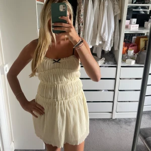 Zara klänning - Sååå söt Zara klänning i typ beige färg med en svart rosett