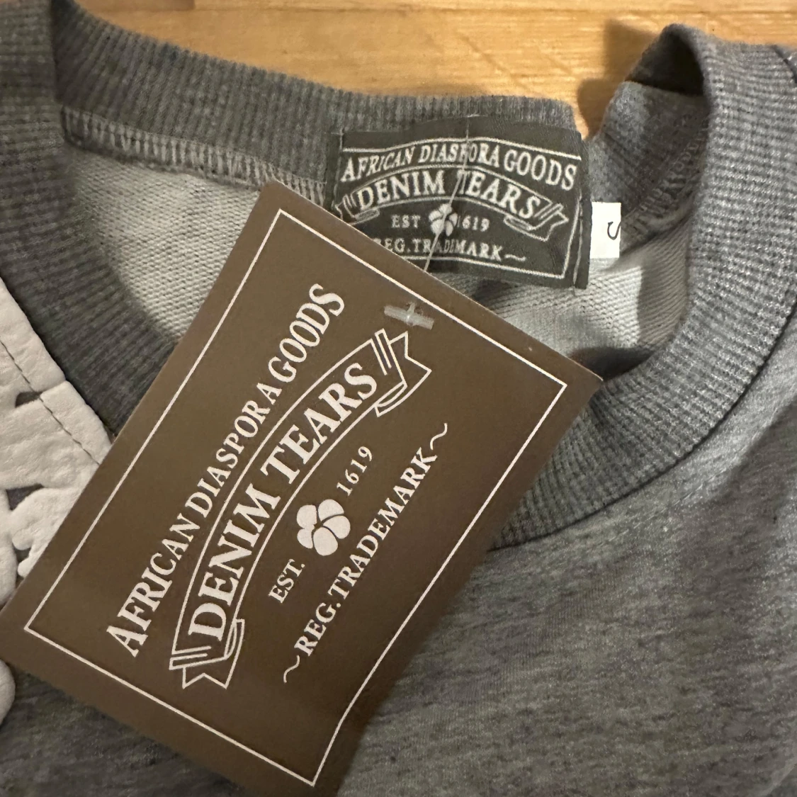 Grå t-shirt med blommor från Denim Tears - 3