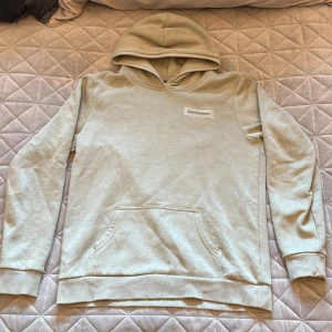 Ljusgrön hoodie från Peak Performance - ⚠️Diskuterbart pris ⚠️Snygg ljusgrön hoodie från Peak Performance med broderad logga på bröstet. Klassisk känguruficka framtill, ribbade muddar och huva. Perfekt för chill dagar eller när du vill ha en clean look. Mjuk och skön bomullsblandning. 