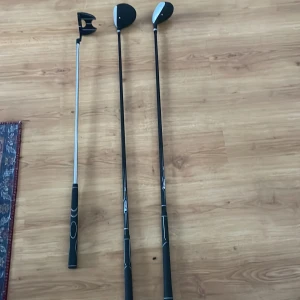 Golfklubbor - Säljer tre golfklubbor från ultimate. En putter Spoon och hybrid.  Tveka inte på att Höra av er om ni undrar något. Priset är för alla tre klubbor. Kan köpas enskilt också