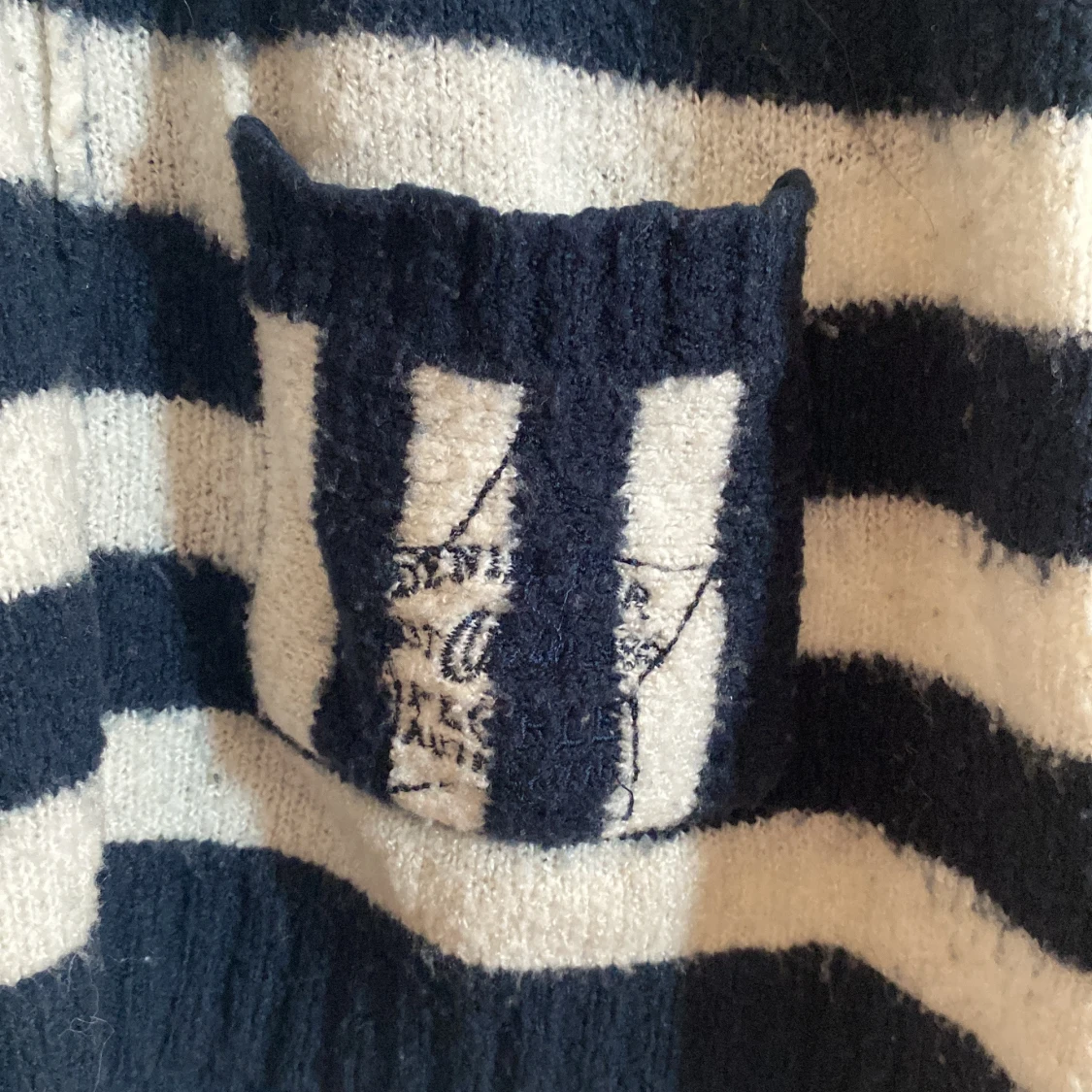 Randig stickad tröja med knappdetalj - 2