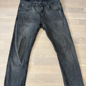 Grå jeans från Zara, storlek 38 slim fit/regular - Säljer ett par nya grå jeans från Zara i storlek 38. Snygg tvättad grå färg som passar till det mesta. Trendiga jeans för ett sjukt bra pris!