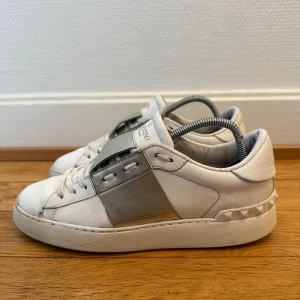 Valentino open sneakers - Säljer nu dessa fina valentino open skor | Bra skick | Storlek 36 | Kvitto finns som intygar äktheten | Hör gärna av er vid frågor eller funderingar 