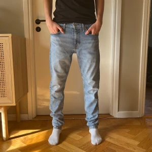 Levi's 511 ljusblå jeans - Ljusblå Levis jeans 512 ”LO-BALL” i storlek W29 L32. Innerbenslängd 77 cm. Modellen är 177 cm lång. Jeansen är i mycket gott skick. Nypris ca 800kr. Mitt pris 299 kr. Hör av dig vid frågor!