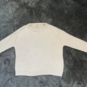 Beige stickad tröja från Pull&Bear - En beige stickad tröja från Pull&Bear i storlek S. Tröjan har rund halsringning, lång ärm och en ribbad struktur💕💕