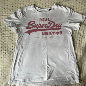 Vintage superdry graffic T-shirt  - Jätte fin vintage superdry graffic T-shirt, har defekter på några av bokstäverna (bild 2)❤️tror det är storlek 170 men sitter som XS/S 