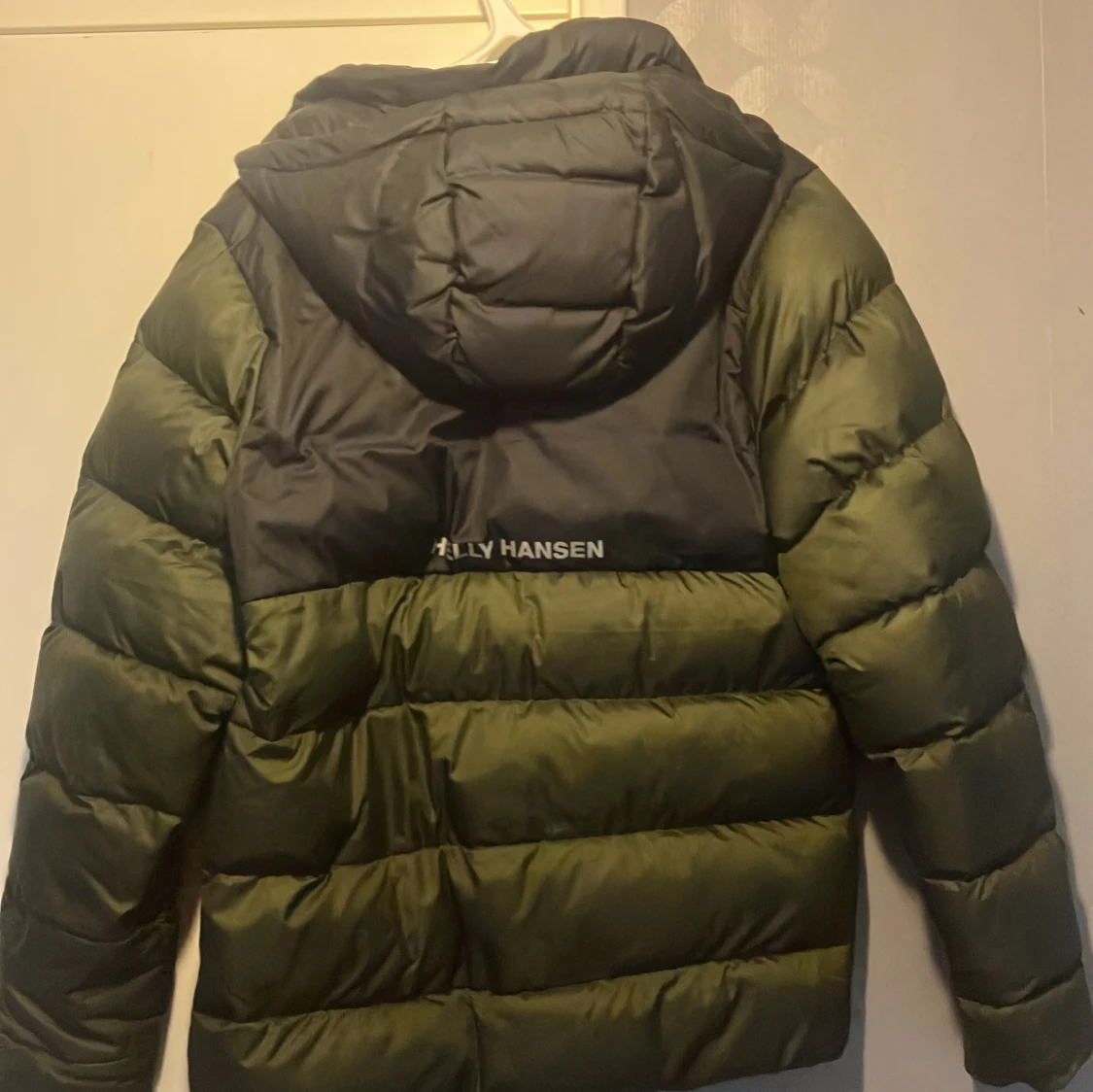 Grön och svart pufferjacka Helly Hansen - 1