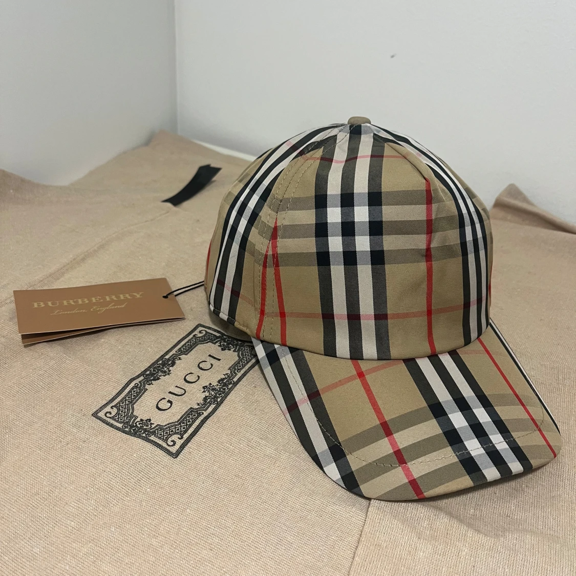 Burberry rutig keps i klassiskt mönster