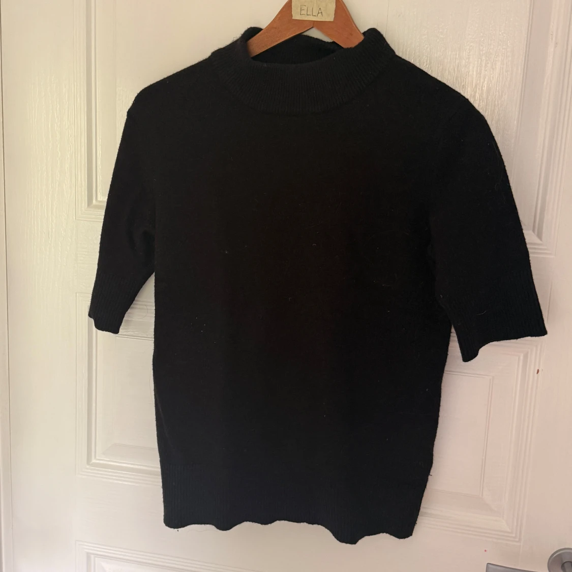 Svart stickad tröja med kort ärm - 1