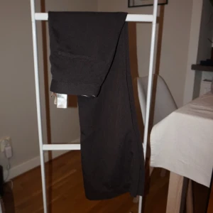 Bruna manchesterbyxor - Snygga bruna manchesterbyxor med bootcut passform och diskreta fickor bak. Byxorna har en stilren look och är tillverkade i mjuk manchester som ger en skön känsla. Perfekta för dig som gillar en tidlös och chill stil.