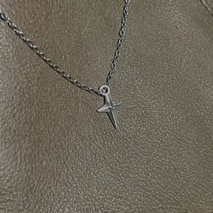 Minimalistisk silver stjärnhalsband - 50 cm kedja i rostfritt stål. Hängsmycke 1.4 cm